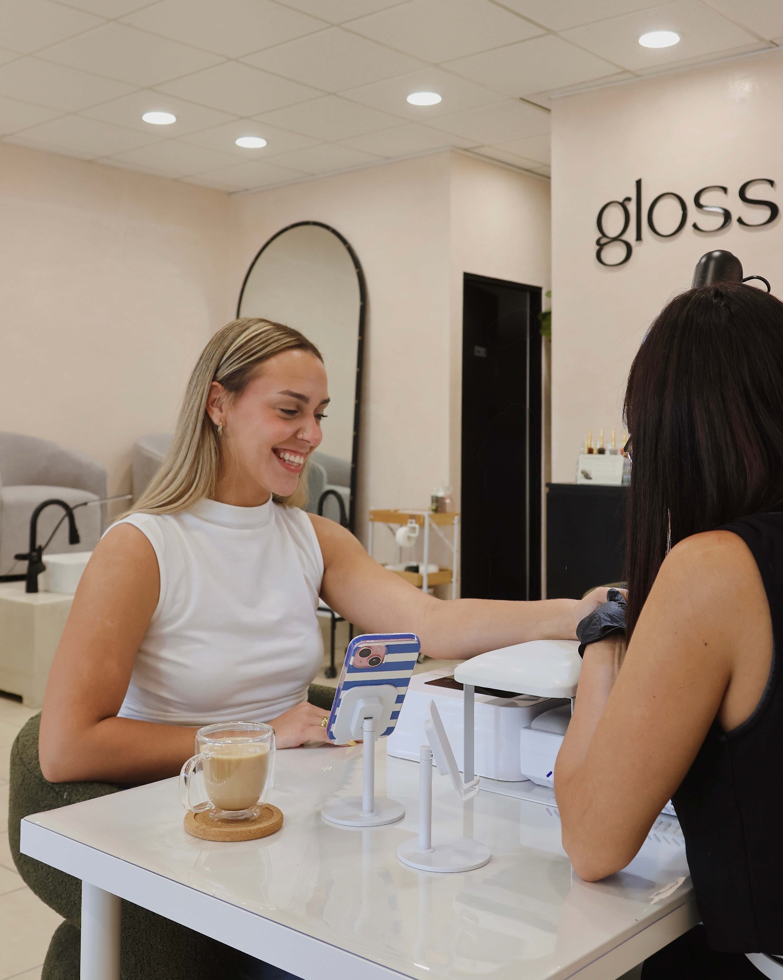 Interior de Gloss Studio, salón de uñas en Mayagüez